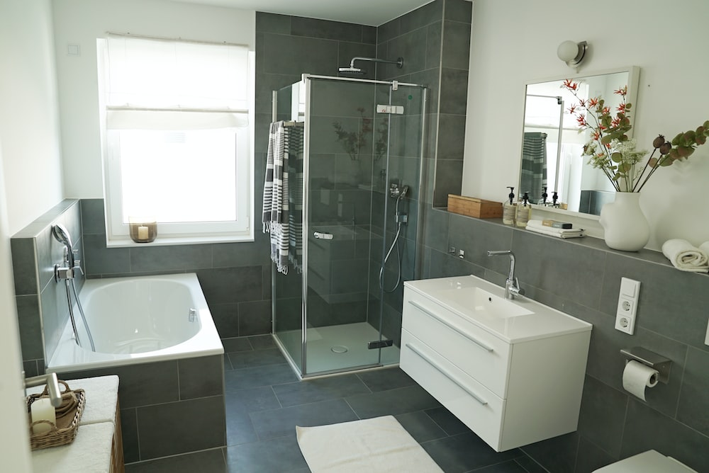 How to build a luxury bathroom space