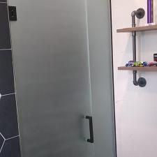 Frameless-shower-doors-with-privacy-glass 1